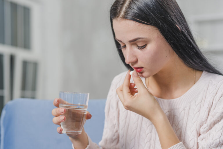 ภาพแสดง ผู้หญิงกำลังรับประทานยา